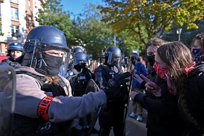 Mobilitazione studentesca sfocia negli scontri a Parigi: BMW in fiamme e negozio Nicolas vandalizzato