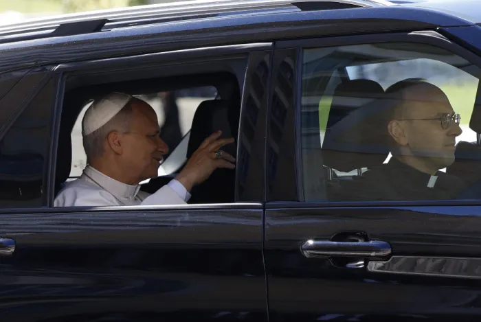 Papa Leone XIV ha lasciato il Vaticano ed &egrave; giunto al Gemelli: nel pomeriggio l'intervento chirurgico al polmone
