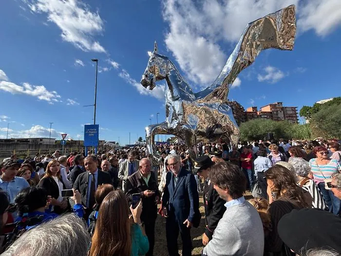 Porta di Pegaso, a Librino "Il cavallo alato" spiega le sue ali tra 5.000 sogni di terracotta che ridanno luce al quartiere