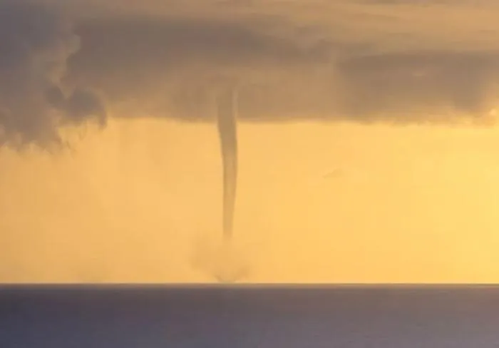 Tromba marina avvistata al largo di Siracusa: il vortice visibile dalla costa