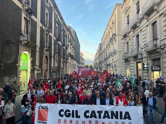 Catania in corteo contro il caro-vita: oltre 1000 persone in strada per salari e pensioni pi&ugrave; dignitosi