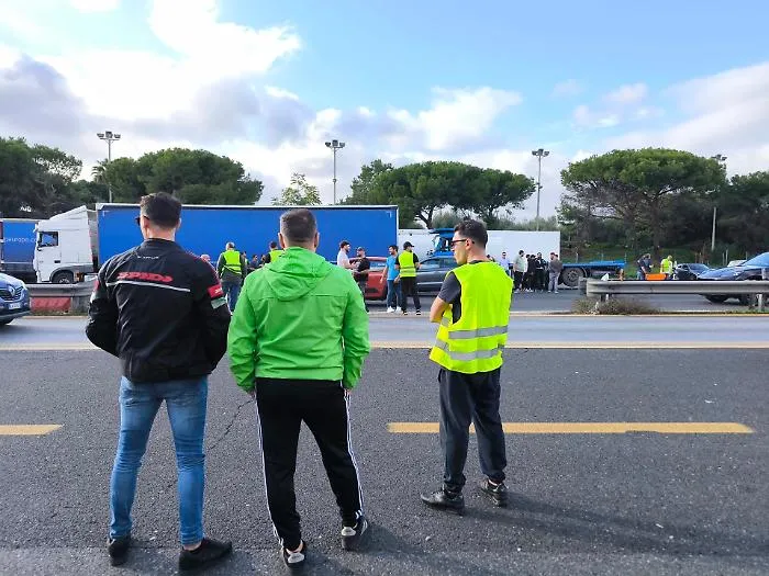 Catania, tra gli autotrasportatori ai caselli di San Gregorio: tutti i ...
