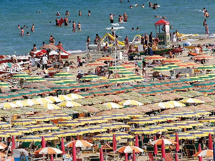 Il paradosso dell&rsquo;eccesso: quando troppi turisti diventano un problema. &laquo;Meno folla e pi&ugrave; valore per i territori&raquo;