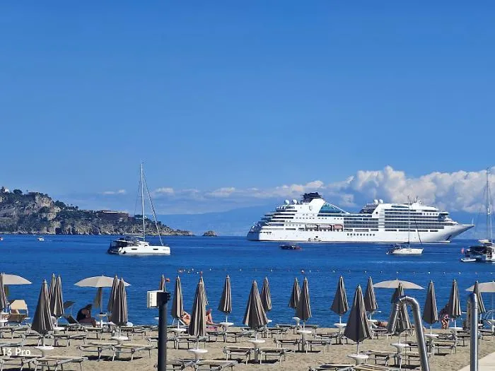 Tra panfili e navi da crociera l'autunno pu&ograve; attendere