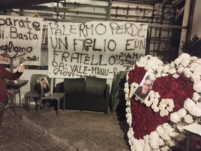Fiori e pensieri per Paolo La &ldquo;gente della notte&rdquo; sul luogo dell&rsquo;omicidio