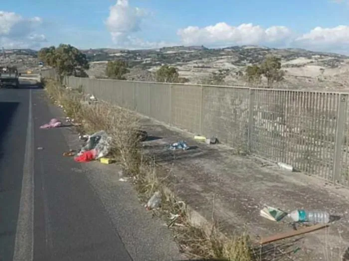 Erbacce e rifiuti sulla Sp 180: &laquo;Uno scenario indecoroso&raquo;