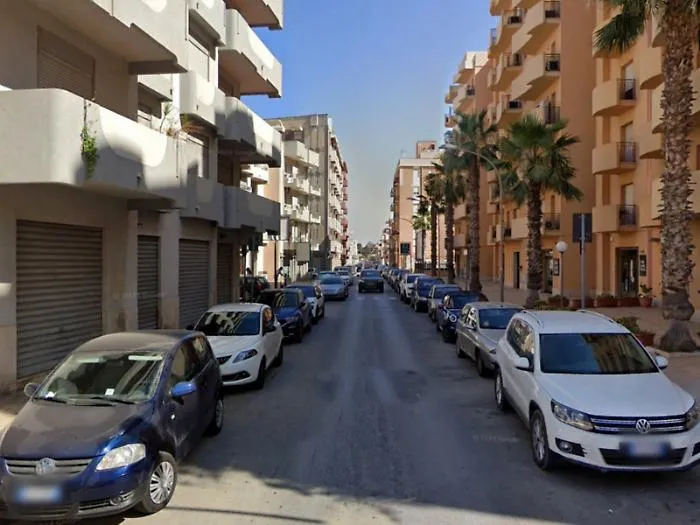 Bimbo di 10 anni cade dal balcone al 3&deg; piano: &egrave; grave
