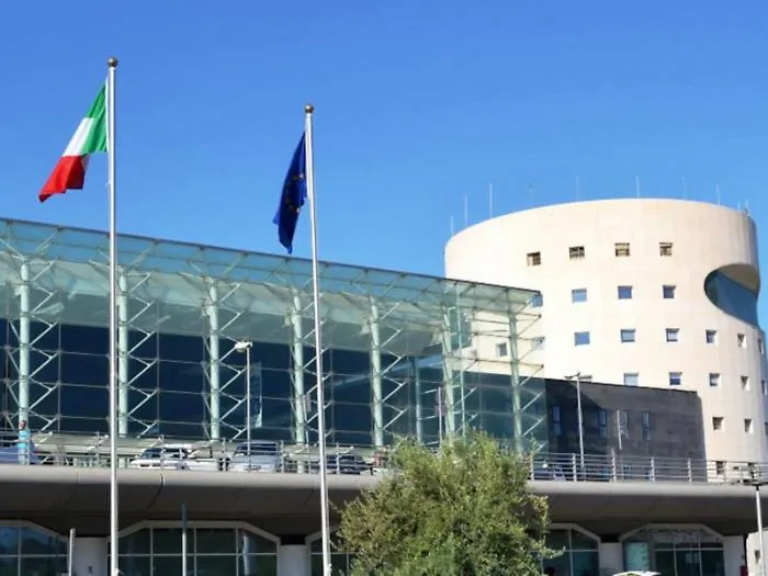 L'aeroporto di Catania "dual use" civile e militare. L'Ue d&agrave; l'ok finale alla proposta della Regione: arrivano 176 milioni