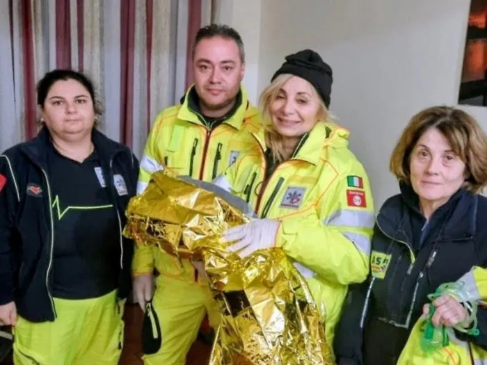 il personale del 118 con la piccola Marta