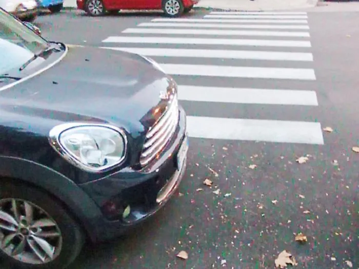 C&rsquo;&egrave; un&rsquo;auto parcheggiata: la striscia parte, ma non arriva...