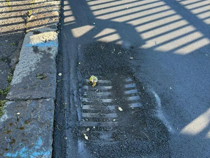 Gaffe nei lavori stradali: grate &ldquo;chiuse&rdquo; dall&rsquo;asfalto