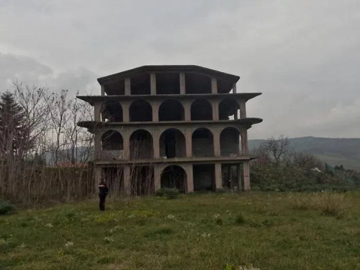 Si abbatte l'ecomostro dei Sangani