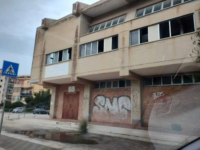 Usata, sedotta e abbandonata: la palestra Salvatore Cottone nel Rione Palme rischia l'oblio
