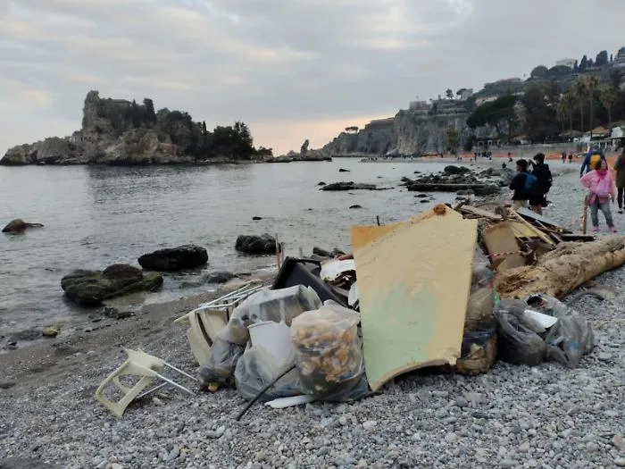 Allarme a Isolabella: &laquo;Turisti tra la spazzatura&raquo;