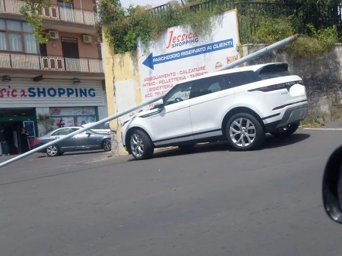 Palo della luce cade su un'auto in sosta: nessun ferito