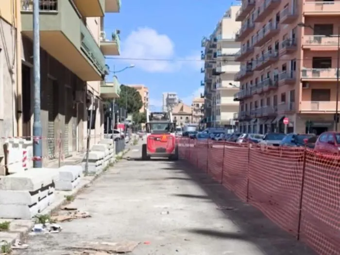 Nuova pista ciclabile, a Palermo scoppia la rivolta dei residenti: cantiere bloccato da un sit in, interviene la polizia