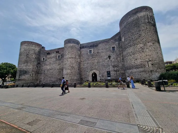 A Catania Castello Ursino e Duomo invasi dagli alloggi Airbnb. &laquo;Ma il mercato non &egrave; saturo&raquo;