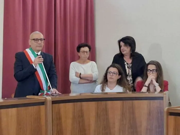Grillo indossa la fascia tricolore: &laquo;Acqua e cimitero le priorit&agrave;&raquo;