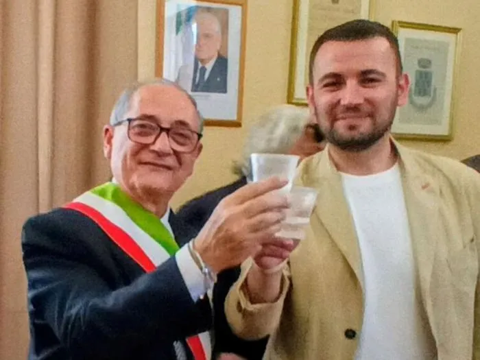 Gullotta indossa la fascia tricolore e lancia un appello alla comunit&agrave;