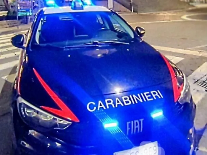Aggredisce la ex: 25enne &ldquo;scende&rdquo; dall&rsquo;auto in corsa