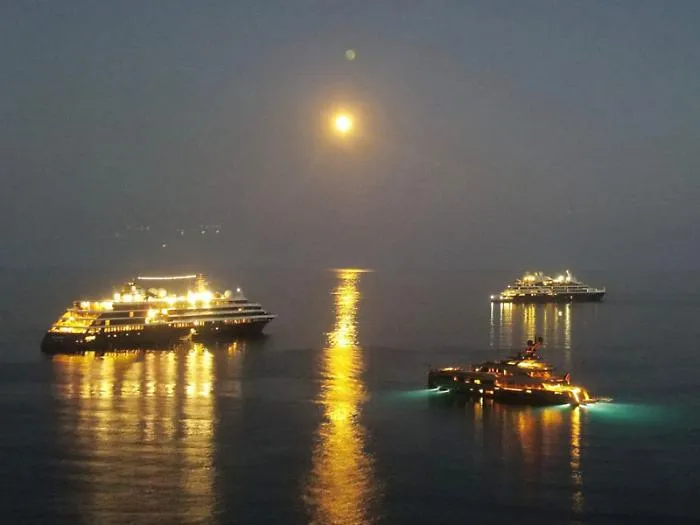Navi da crociera e lussuosi yatch rendono magica la baia di Schis&ograve;