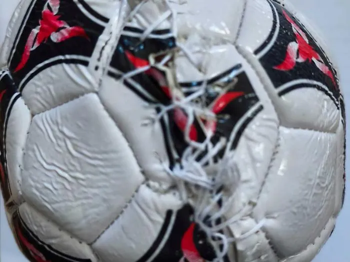 Droga e cellulari in carcere nascosti dentro un pallone