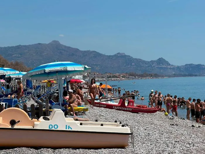 Spiagge affollate: &egrave; il "2 Giugno" ma sembra Ferragosto
