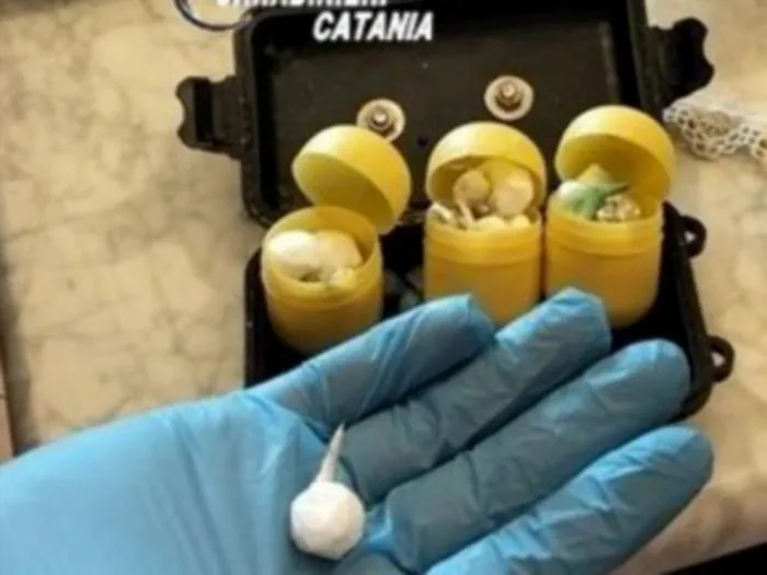 Lancia cocaina e crack dal balcone all'arrivo dei Cc: arrestato 21enne