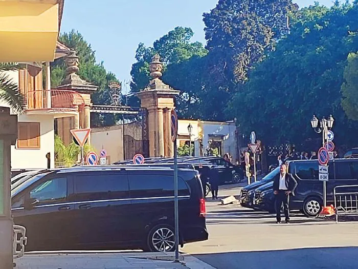 Dua Lipa, nozze blindate a Bagheria con Madonna e Elton John: Villa Valguarnera trasformata in sala privata per circa 200 invitati