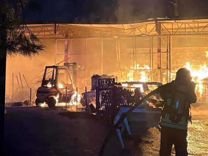 Fiamme nella zona artigianale: quasi distrutta una falegnameria