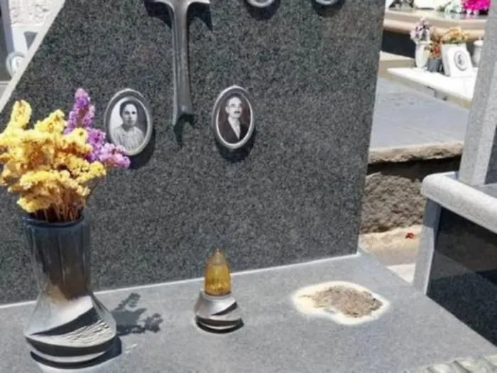 Raid sacrilego al cimitero: rubata statua da una tomba
