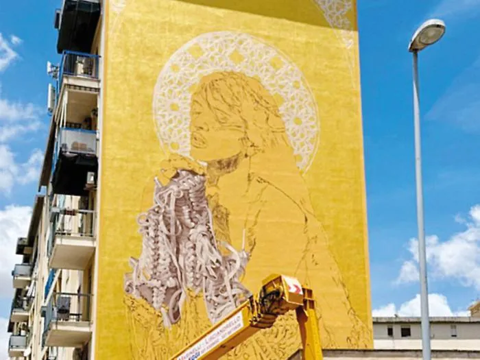 Dopo Dua Lipa scocca la scintilla con Rosal&iacute;a: murale nel nome della Santuzza e della popstar spagnola
