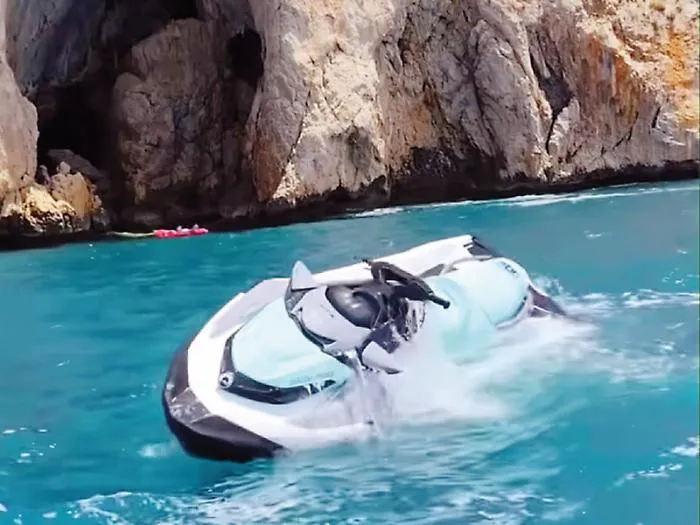 Dal mare ai social, le acrobazie degli acquascooter su TikTok. L'accesso alle aree protette e i divieti della Capitaneria