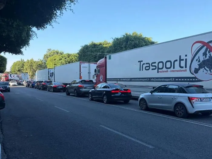 Il dramma dell'esodo di chi deve lasciare la Sicilia: un porto a met&agrave;, la burocrazia che rallenta e i camion che paralizzano la citt&agrave;