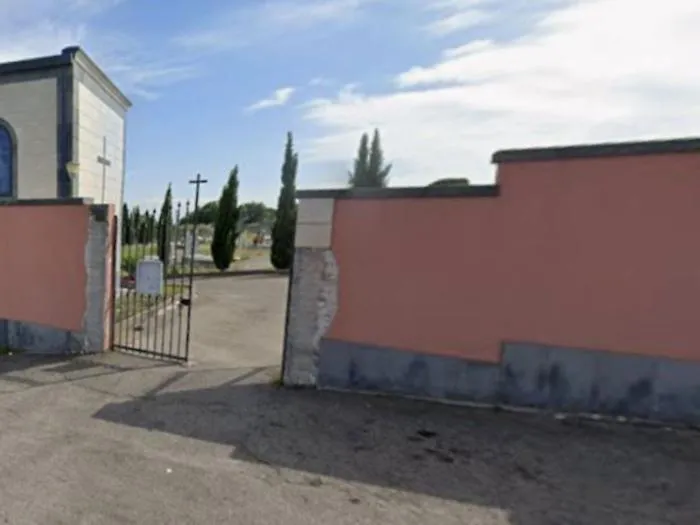 Tombe saccheggiate al cimitero: l&rsquo;opposizione chiede le telecamere