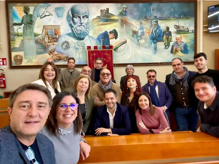 Il sindaco di Gela presenta il bilancio del primo biennio: risanamento e investimenti, ma la citt&agrave; paga il conto delle fragilit&agrave;