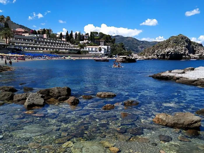 Un turista di 84 anni muore durante una nuotata