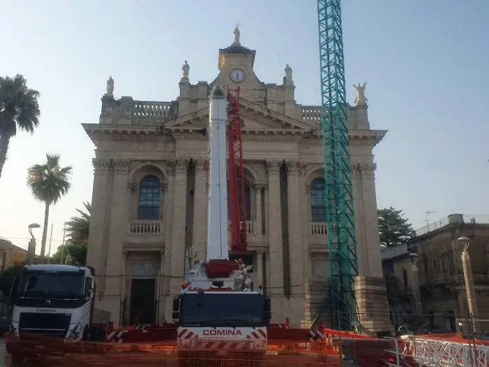 Basilica di San Pietro, gru all&rsquo;opera per le infiltrazioni nella cupola