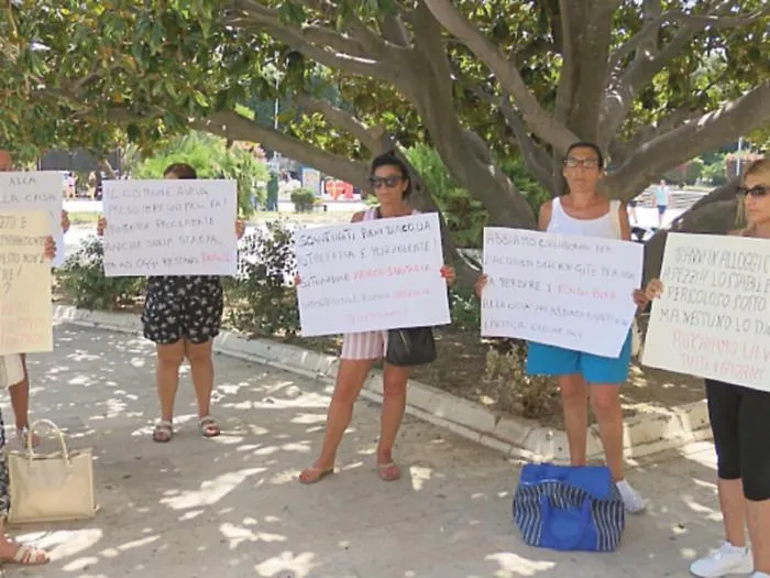 Casa a rischio e promesse mancate, nuova protesta delle dieci famiglie