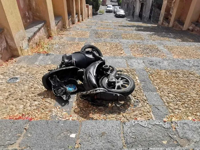 Lanciano uno scooter gi&ugrave; dalla scalinata della collina storica