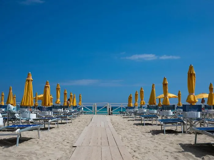 Italo Belga, parte la campagna social: &laquo;Ora vi mostriamo cosa facciamo per la spiaggia&raquo;