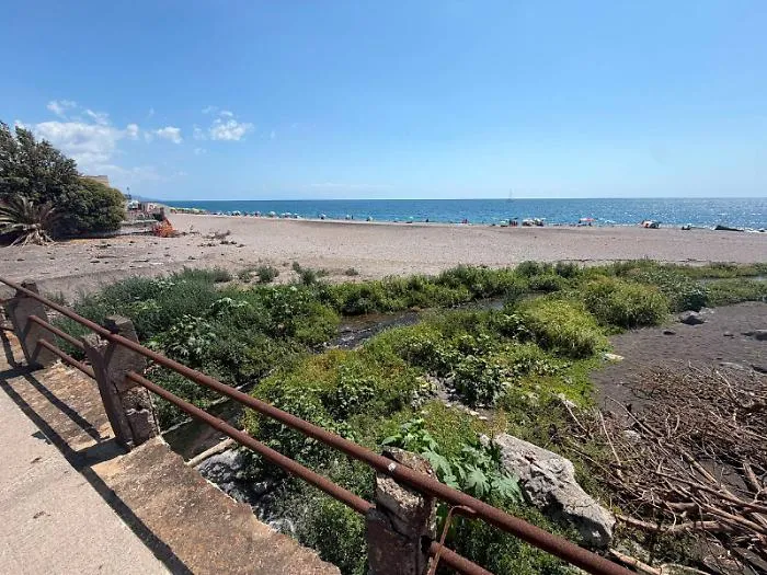 Quel divieto ignorato dai bagnanti nel tratto di spiaggia di Sant'Anna