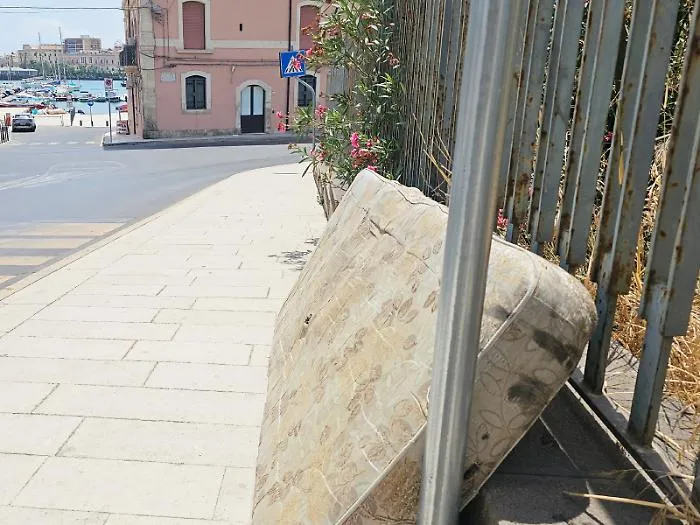 Lo Sbarcadero rinasce, il degrado resta: materasso abbandonato sul marciapiede