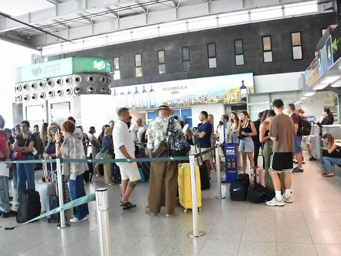 Dopo otto giorni l&rsquo;Etna non si placa. &laquo;Per l'aeroporto la maggiore emergenza in 20 anni&raquo;