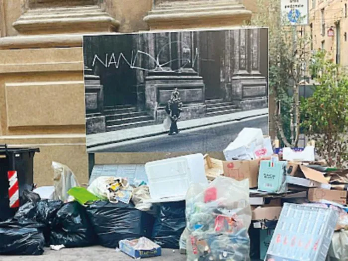 Palermo, in via Maqueda i cumuli di immondizia tra le foto di Enzo Sellerio. Rap: &laquo;Sono abbandoni, noi passiamo ogni giorno&raquo;