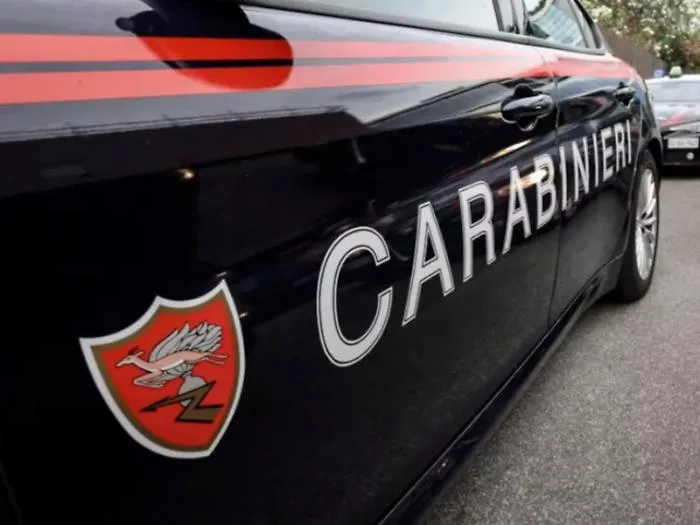 Far West davanti la chiesa Madre: lite tra ragazzi e un 56enne degenera in speronamento e bastonate