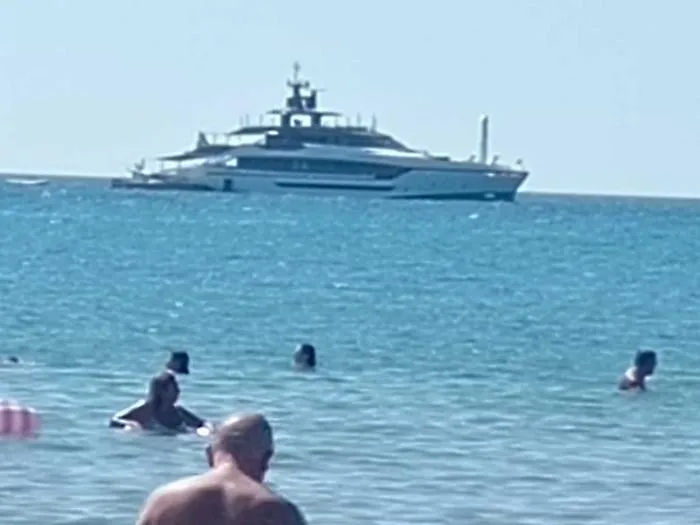 Mega yacht e cena da re: ma il miliardario lascia solo 5 euro di mancia