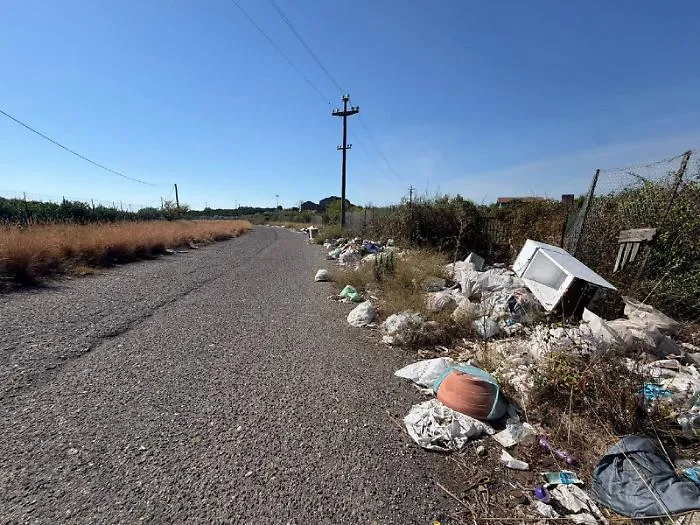 Rifiuti, degrado e buche: la via Pietralonga resta &ldquo;ostaggio&rdquo; degli incivili
