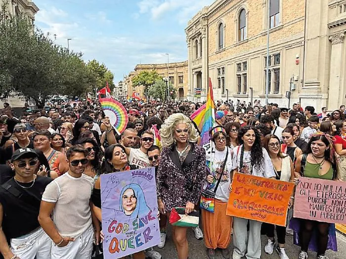 In marcia per diritti e uguaglianza folla arcobaleno illumina lo Stretto