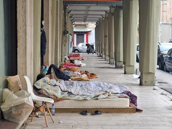 Sono maschi, giovani ed extracomunitari: ecco il profilo dei (tanti) senza fissa dimora a Catania